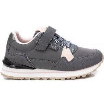 Zapatillas deportivas Xti Kids 150628 para niña con cierre adherente en colores gris, beige y negro