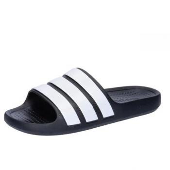 Chanclas de natación Adidas Adilette Flow negras, características: diseño cómodo y ligero, material sintético resistente al agua, suela de goma antideslizante, plantilla acolchada para mayor confort, adecuado para uso en piscina y playa