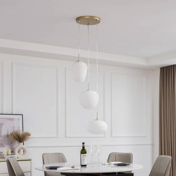 Lámpara colgante Quinara de Lucande, 3 luces, opal, cristal, diámetro 52 cm, estilo vintage, hecha de vidrio para salón y comedor, con portalámparas E27