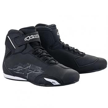 Zapatillas de Moto Alpinestars Sektor Negro-Blanco, características: diseño deportivo, material sintético duradero, suela de goma antideslizante, refuerzos en áreas clave para mayor protección, cierre con cordones,