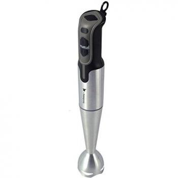 Batidora de mano con 2 velocidades y una potencia de 700W. Cuenta con cuchillas y pie de acero inoxidable.