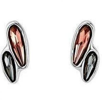 Sencillos pendientes cortos compuestos por dos pétalos de flores invertidos que incluyen en su interior delicados cristales SWAROVSKI® de colores gris y rosa.