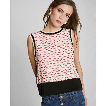 Camiseta de mujer de tirantes estampada con cuello redondo y detalle fruncido en el bajo