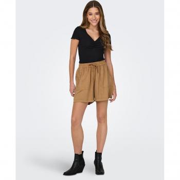 Pantalón corto fluido para mujer en color camel de la marca Only Kenya