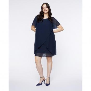 Vestido elegante con pedrería y superposiciones