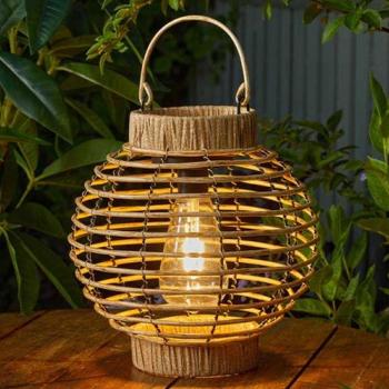 Farol Solar Terra de Ratan Sintético con LED Blanco Cálido - 5 Lúmenes - Beige Natural - 23 x 22.5 cm