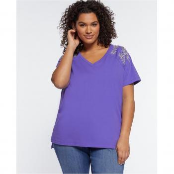 Camiseta de mujer con bordado de pedrería en los hombros