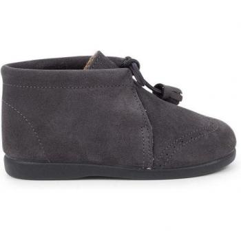 Bota de Bebé en Serraje con Detalle de Picado y Borlas