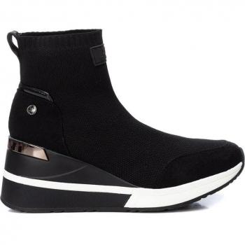 Botín de Mujer XTI 043033 con Cuña Estilo Deportivo en Color Negro - Altura de Cuña: 7cm