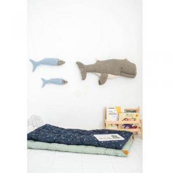 Crochetts Set 3 peluches infantiles decorativos de pared: Beluga gris y dos peces azul claro, dimensiones 29 x 84 x 14 cm