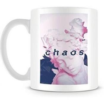 Vaporwave Aesthetic Design with Statue and Chaos Quote Taza