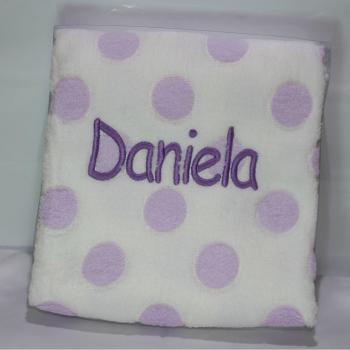 PRIMERAEDAD/Manta bebé para coche y minicuna tacto tercipelo con topos lila, personalizada con nombre bebé/ 80x110cm.