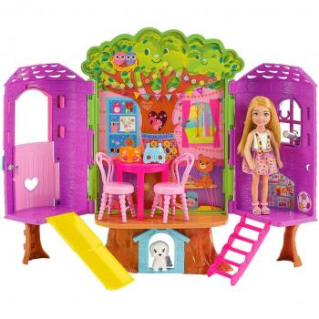 Barbie - Casita del árbol Chelsea con muñeca Barbie Chelsea incluida, diseño colorido, acceso a múltiples niveles de juego, accesorios temáticos y características interactivas