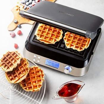 Domo Waffle Genius DO9219W - Plancha para gofres digital, 1600 W, acero inoxidable, 5 programas de cocción y diseño plegable