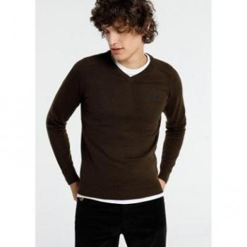 Jersey Básico Lois para Hombre con Cuello en Pico de color marrón.