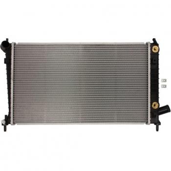 Radiador de refrigeración del motor NISSENS 68005A, compatible con diversos modelos, fabricado en aluminio, con alta eficiencia térmica, diseño optimizado para un flujo de aire mejorado y resistencia a la corrosión