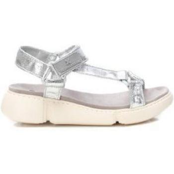 Sandalias planas Xti 142316 plateado con cierre autoadherente