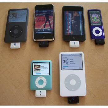 KOKKIA i10 black (Negro Lujoso) MULTI-STREAM es un minúsculo transmisor iPod por Bluetooth para iPod, iPhone, iPad o iTouch, multicanal estéreo (un solo aparato emisor para dos receptores). Control remoto y control de volumen local para iPod/iPhone/iPad