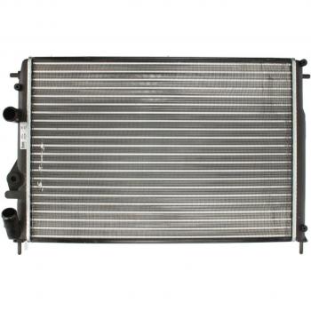 Radiador de refrigeración del motor NISSENS 63877, compatible con vehículos específicos, fabricado en aluminio y plástico, diseñado para un rendimiento óptimo de enfriamiento, incluye conexiones para mangueras y orificios de montaje,