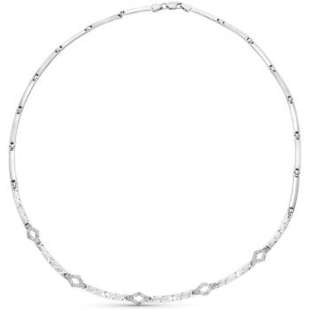Gargantilla de Oro Blanco 18k para Mujer con Eslabones Rectangulares Lisos y Tallados, adornada con Circonitas y Rombos, cadena de 43 cm. tipo veneciana, colg