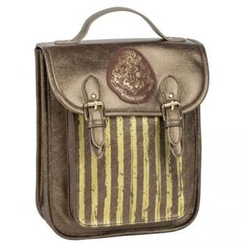Mochila Casual Harry Potter Hogwarts - Color Marrón - 22.5x22.5x7 cm - Fabricada en PU - Diseño con Solapa - Estampado del Escudo de Hogwarts - Producto Original