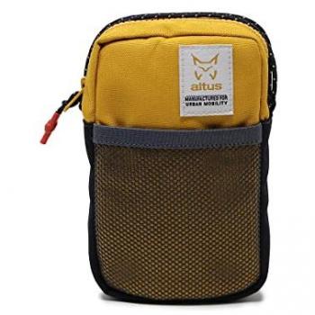 Bolso Bandolera Altus Praga Mostaza con diseño moderno, fabricado en material resistente, con compartimentos organizadores, correa ajustable y cierre seguro