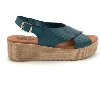 Sandalia de piel azul con plataforma y planta acolchada marca Kelara