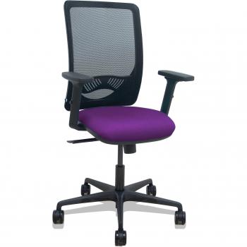 Silla Zulema sincro malla negra con asiento bali morado, brazos 2D y ruedas de 65mm
