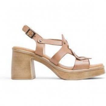 Sandalias de tacón de piel beige con remaches