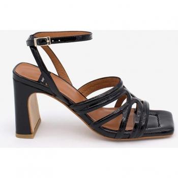 Sandal Zapatos Ángel Alarcón modelo 24053-526H para mujer en color negro, sandalias de tacón de charol grabado