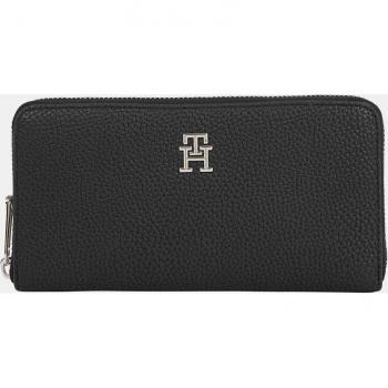 Cartera Tommy Hilfiger Emblem Grande en negro con logo TH metalizado y cremallera