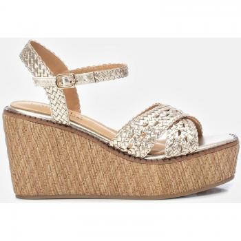 Carmela - Sandalias de cuña de mujer de piel con cierre de hebilla en color dorado y altura de 9cm