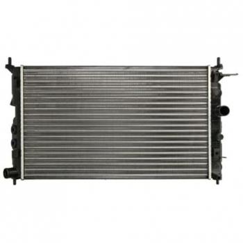 Radiador NISSENS 630121 para refrigeración del motor, compatible con múltiples vehículos, fabricado en aluminio y plástico de alta calidad, diseño optimizado para una mejor eficiencia térmica y resistencia a la corrosión