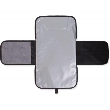 Cambiador Plegable Kikkaboo con diseño compacto, fácil de transportar, superficie acolchada para mayor comodidad, material impermeable y lavable, sistema de cierre seguro y múltiples compartimentos para organización