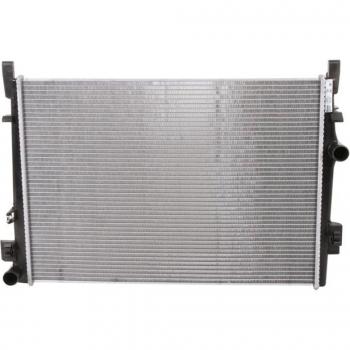 Radiador NISSENS 61027 para refrigeración del motor, compatible con diversos modelos de vehículos, fabricado en aluminio y plástico, diseño optimizado para un mejor flujo de aire y eficiencia térmica