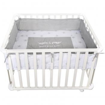 roba-kids Parque de madera maciza lacada en blanco Roba, diseño 'Rock Star Baby', parque infantil de 75x100 cm, segura superficie de juegos con suelo y protector lateral acolchado, ruedas incluidas.
