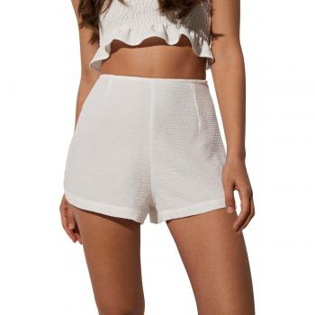 Short de playa blanco con tejido liso y textura suave