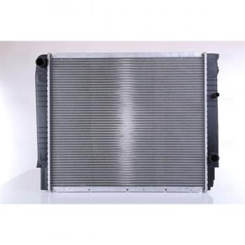 Radiador de refrigeración del motor NISSENS 65531A, diseñado para garantizar una óptima temperatura del motor, fabricado con materiales de alta calidad, incluye conexiones precisas y un diseño que favorece la circulación eficiente del refrigerante