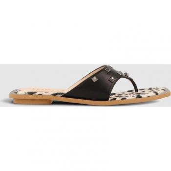 Sandalia plana de mujer en piel de color negro con detalle de tachas