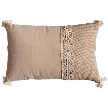 Cojín rectangular beige con puntilla bordada