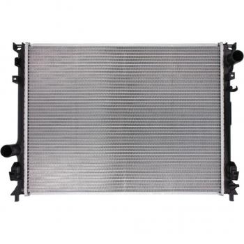 Radiador NISSENS 61014A para refrigeración del motor, compatible con múltiples modelos de vehículos, fabricado en aluminio con alta resistencia a la corrosión, diseño optimizado para un mejor flujo de aire y eficiencia térmica, incluye conexiones
