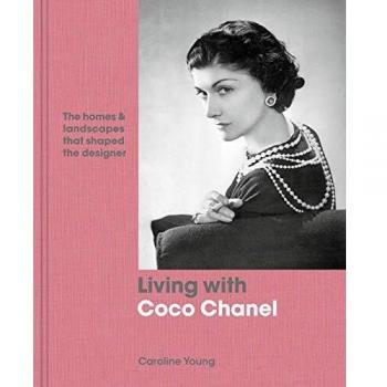 Viviendo con Coco Chanel: Las casas y paisajes que moldearon a la diseñadora - Libro de Caroline Young