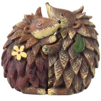 Ethically Sourced Par de ERIZOS abrazan - los Amigos del Bosque - Resina Ornamento - Juego de 2-10 cm