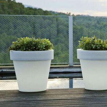 Newgarden - MAGNOLIA Macetero Redondo para Flores y Plantas con Luz LED, muy resistente para exterior e interior, estilo clásico, con cable o carga solar y batería, hecho de polietileno en España