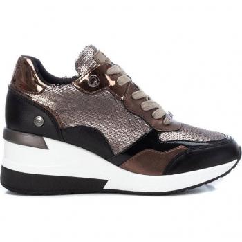 Zapatilla Mujer Xti Taupe con Detalles de Lentejuelas y Suela Bicolor