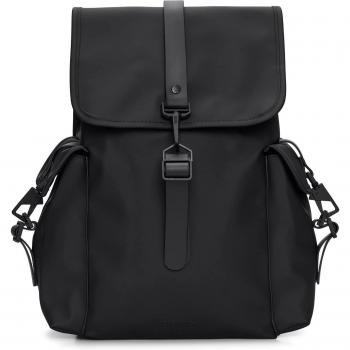 Mochila Rains Rucksack Cargo - Negra, impermeable, material de poliéster reciclado, capacidad de 20 litros, cierre principal con cordón y tapa, correas ajustables y acolchadas, bolsillo frontal con cremall