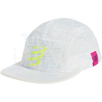 Gorra Compressport 5 Panel Light blanca azulado con características de alta transpirabilidad, diseño ligero, protección UV, ajuste cómodo y secado rápido