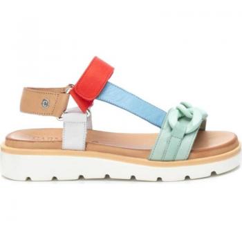 Sandalia para mujer marca Carmela en color hielo con adornos coral