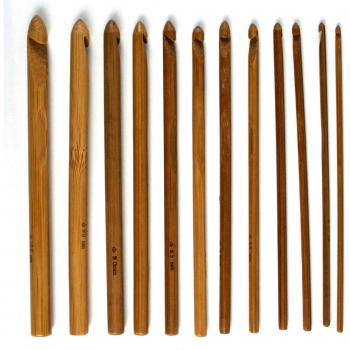 FUSION - Conjunto de 12 de alta calidad de bambú carbonizado Ganchos de ganchillo Agujas - en tamaños 3 mm, 3,5 mm, 4 mm, 4,5 mm, 5, 5.5, 6 mm, 6,5 mm, 7 mm, 8 mm, 9 mm y 10 mm - en un plástico particionan carpeta / caja