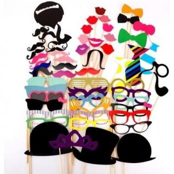 Paquete de 58 accesorios para Photocall con distintos diseños como pajaritas, bigotes, sombreros, ideales para fiestas, cumpleaños, bodas